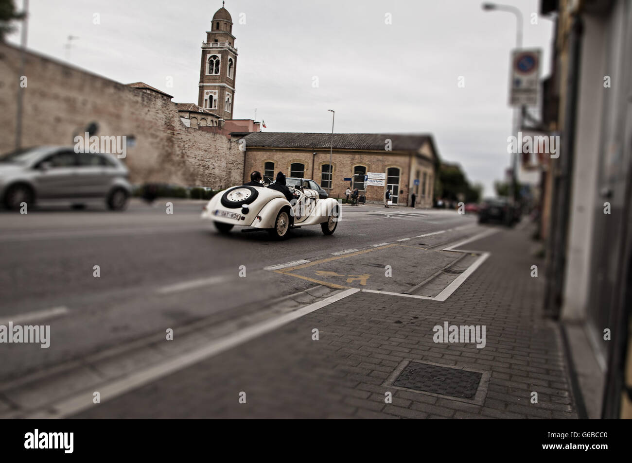 FANO, ITALIE - 16 MAI : BMW une vieille voiture de course en rallye Mille Miglia 2014 la célèbre course historique italien (1927-1957) en mai 2014 Banque D'Images