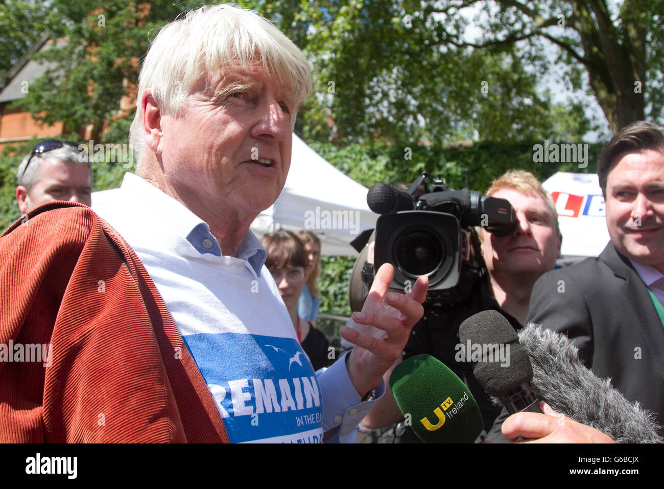 Westminster London,UK. 24 juin 2016. Stanley Johnson qui prend en charge l'en rester et père de Boris Johnson aborde les médias comme David Cameron annonce sa démission en tant que Premier ministre britannique après le référendum de l'Union européenne et la Grande-Bretagne avait voté à quitter l'Union européenne. Stanley Johnson a soutenu la campagne de rester sur le côté opposé de son fils Crédit : amer ghazzal/Alamy Live News Banque D'Images