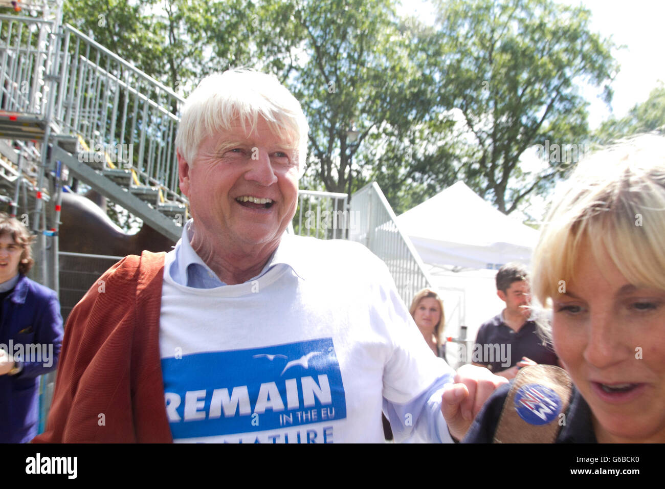 Westminster London,UK. 24 juin 2016. Stanley Johnson qui prend en charge l'en rester et père de Boris Johnson aborde les médias comme David Cameron annonce sa démission en tant que Premier ministre britannique après le référendum de l'Union européenne et la Grande-Bretagne avait voté à quitter l'Union européenne. Stanley Johnson a soutenu la campagne de rester sur le côté opposé de son fils Crédit : amer ghazzal/Alamy Live News Banque D'Images