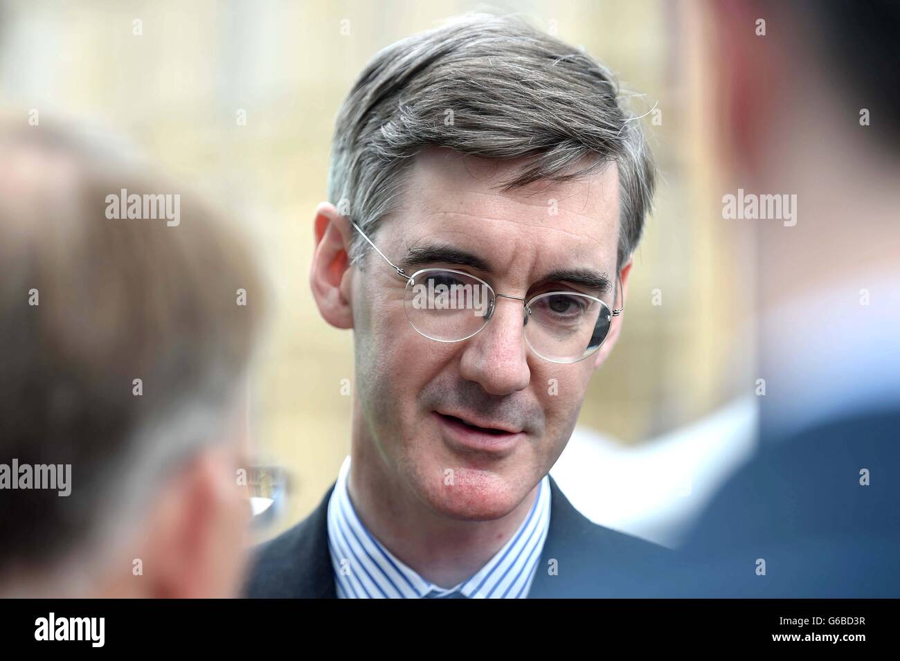 Jacob William Rees-Mogg MP le jour de l'UE résultat référendaire à Londres. Banque D'Images