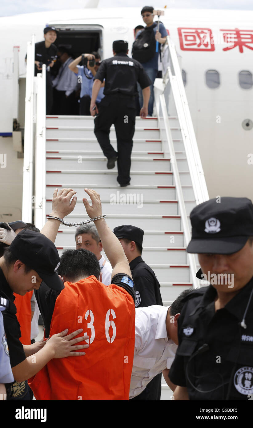 Phnom Penh, Cambodge. 24 Juin, 2016. Les responsables de la police chinoise frisk une fraude télécom chinois suspect à l'aéroport international de Phnom Penh à Phnom Penh, Cambodge, 24 juin 2016. Cambodge déportés 39 suspects chinois impliqués dans des cas d'escroquerie télécom Chine le vendredi à midi, un fonctionnaire de la police d'immigration cambodgien a dit. © Sovannara/Xinhua/Alamy Live News Banque D'Images