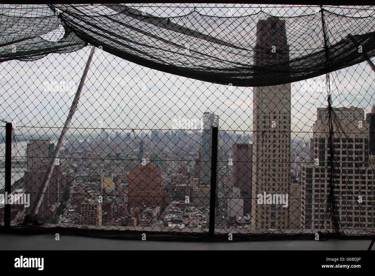 Vue depuis le 330 mètres de haut 'gratte-ciel 3 World Trade Center" à New York, États-Unis, 23 juin 2016. Une dernière rubrique de béton a été levé vers le haut lors de la "cérémonie de mise'. La structure en béton de l'édifice, catégorie gratte-ciel avec 80 niveaux est terminée. Jusqu'à l'ouverture prévue en 2018, une construction en acier et la façade en verre doivent être construites. PHOTO : CHRISTINA HORSTEN/dpa Banque D'Images