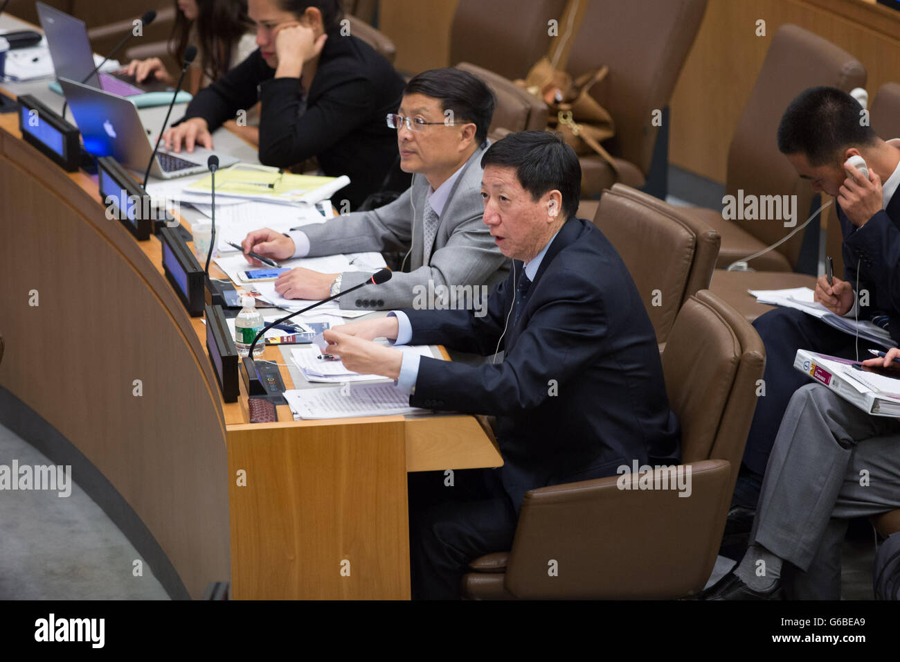 New York, Convention des Nations Unies sur le droit de la mer (UNCLOS) au siège des Nations Unies à New York. 23 Juin, 2016. Wu Haitao (avant), le représentant permanent adjoint de la Chine à l'Organisation des Nations Unies (ONU), des adresses sur des questions concernant la Convention des Nations Unies sur le droit de la mer (UNCLOS) au siège des Nations Unies à New York, le 23 juin 2016. L'envoyé chinois à l'ONU a appelé à toutes les parties à défendre l'autorité et l'intégrité de la CNUDM ici jeudi. © Muzi Li/Xinhua/Alamy Live News Banque D'Images