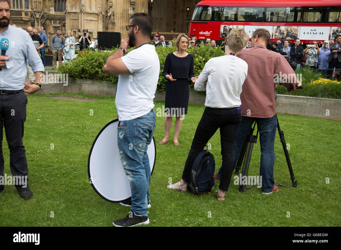 Londres, Royaume-Uni. 24 Juin, 2016. Recueillir des médias de faire rapport sur le résultat au Collège Green à Westminster devant les Maisons du Parlement après un congé vote, également connu sous le nom de l'UE comme Brexit Référendum au Royaume-Uni voix de quitter l'Union européenne le 24 juin 2016 à Londres, Royaume-Uni. L'adhésion à l'Union européenne a été un sujet de débat en Angleterre depuis que le pays s'est joint à la CEE ou Marché commun en 1973. Crédit : Michael Kemp/Alamy Live News Banque D'Images