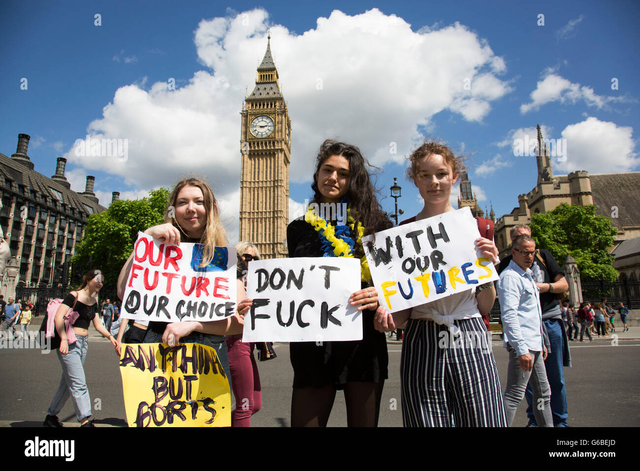 Londres, Royaume-Uni. 24 Juin, 2016. Groupe de jeunes manifestants se rassemblent pour protester qu'à 16 ans qu'ils étaient trop jeunes pour voter à Westminster devant les Maisons du Parlement après un congé vote, également connu sous le nom de l'UE comme Brexit Référendum au Royaume-Uni voix de quitter l'Union européenne le 24 juin 2016 à Londres, Royaume-Uni. L'adhésion à l'Union européenne a été un sujet de débat en Angleterre depuis que le pays s'est joint à la CEE ou Marché commun en 1973. Crédit : Michael Kemp/Alamy Live News Banque D'Images