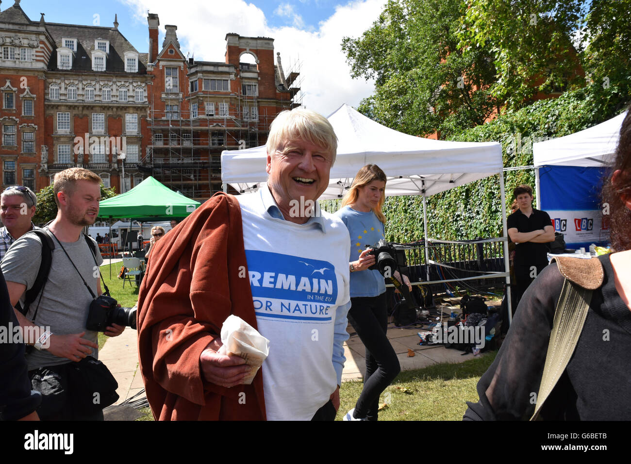 Westminster, London, UK. 24 juin 2016. Référendum européen : Vote Laisser gagne et David Cameron démissionne. Banque D'Images
