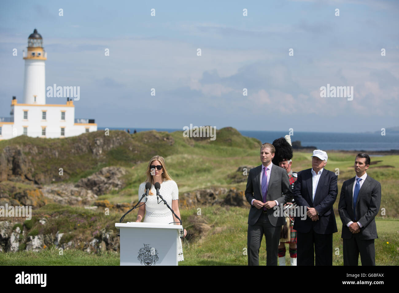 Candidat à la présidence de la République l'atout de Donald tient une conférence de presse sur le 9ème tee du trou, avec les membres de sa famille, Don Eric et Ivanka Trump, à son parcours de Golf de Turnberry Turnberry, dans, l'Écosse, le 24 juin 2016. Banque D'Images