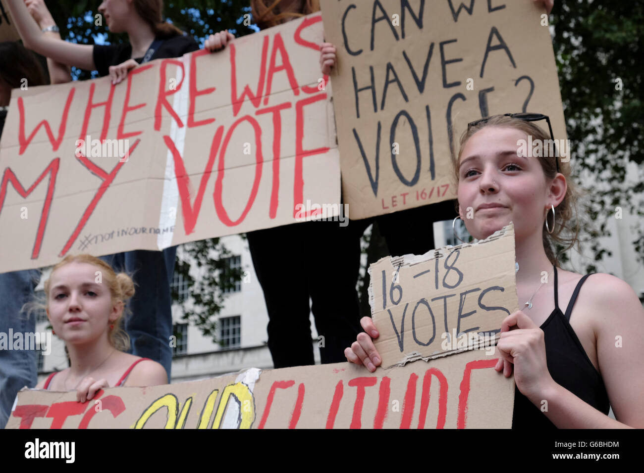 Londres, Royaume-Uni. 24 Juin, 2016. Manifestations et mate médias Downing Street, à la suite du vote de quitter l'UE. Crédit : Jay/Shaw-Baker Alamy Live News Banque D'Images