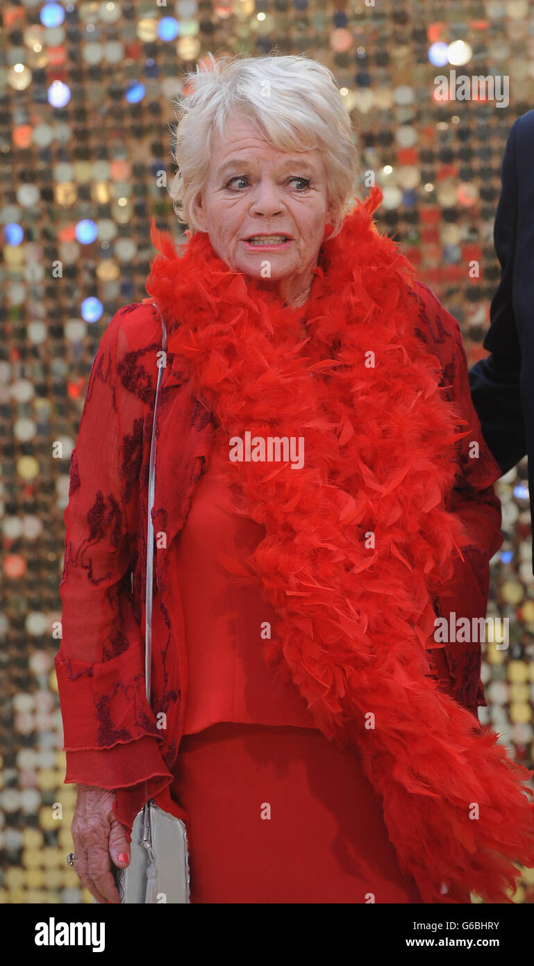 Londres, Royaume-Uni. 29 Juin, 2016. Judith Chalmers assiste à la première mondiale de 'Absolutely Fabulous' à Odéon Leciester Square. Credit : Ferdaus Shamim/ZUMA/Alamy Fil Live News Banque D'Images