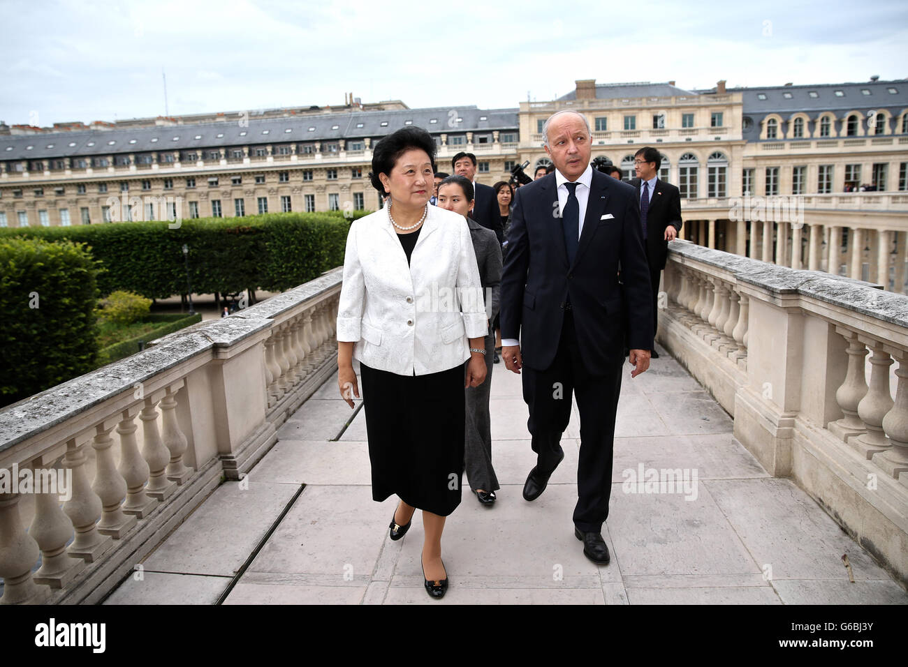 Paris, France. 29 Juin, 2016. Le vice-Premier ministre chinois Liu Yandong (L) rencontre le président du Conseil constitutionnel de la France Laurent Fabius à Paris, France, le 29 juin 2016. © Jin Yu/Xinhua/Alamy Live News Banque D'Images