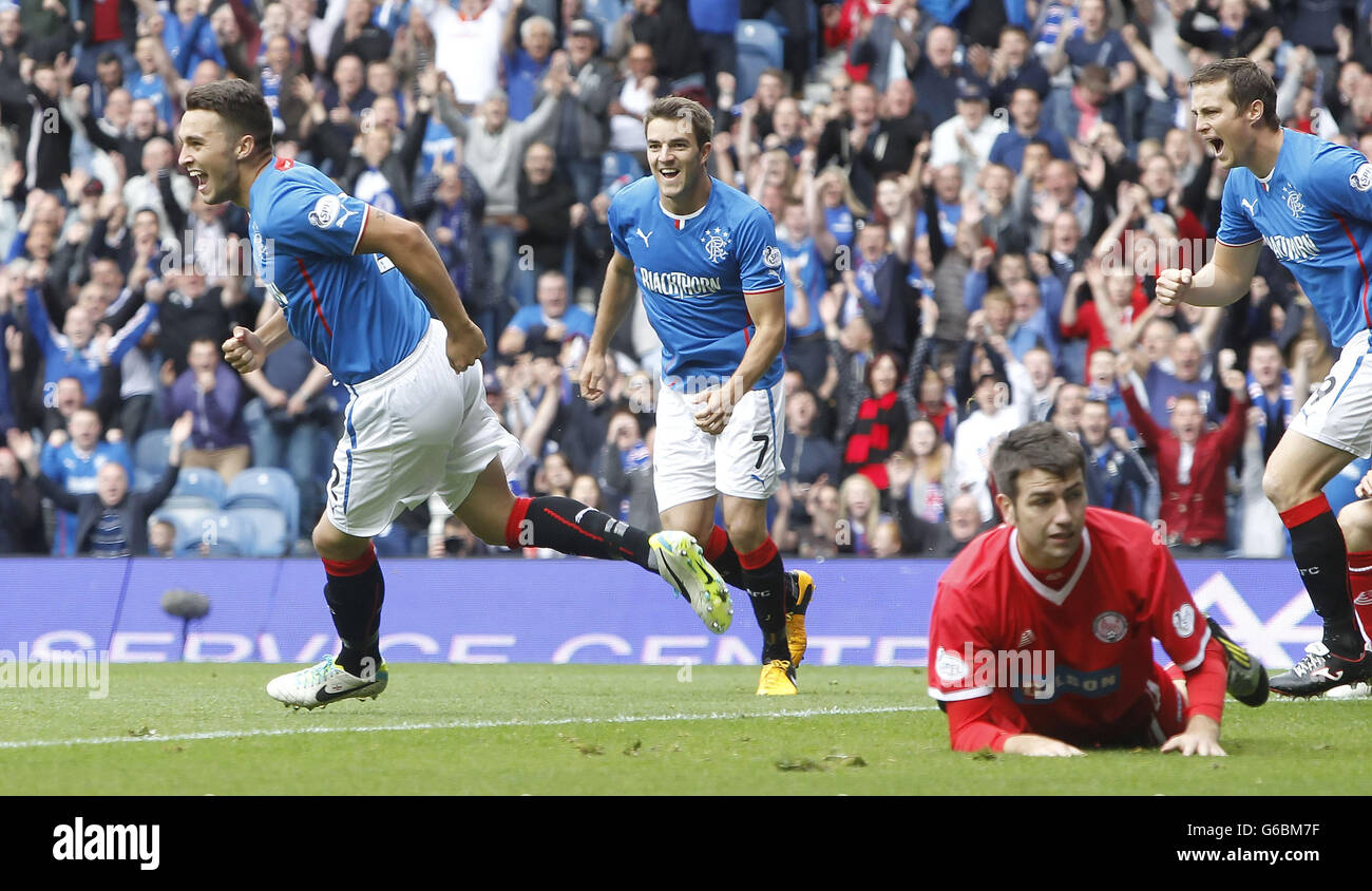 Chris Hegarty des Rangers célèbre son but lors du match Scottish League Two à Ibrox, Glasgow. Banque D'Images