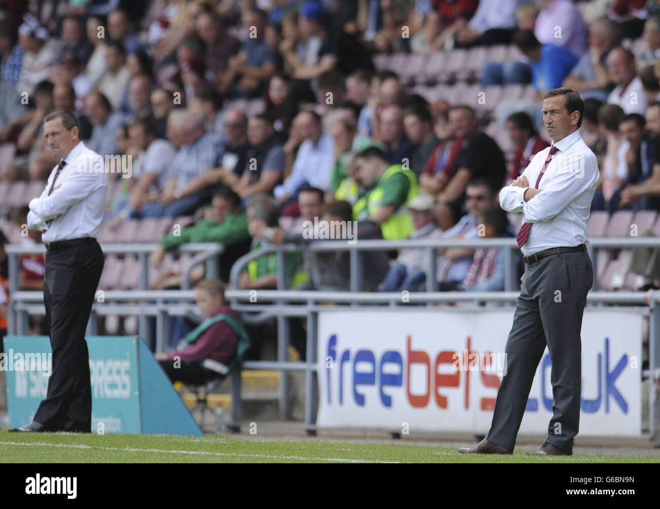 Justin Edinburgh, directeur du comté de Newport, et Aidy Boothroyd, directeur de la ville de Northampton (à gauche) lors du match de la Sky Bet League Two au stade Sixfields, à Northampton. Banque D'Images