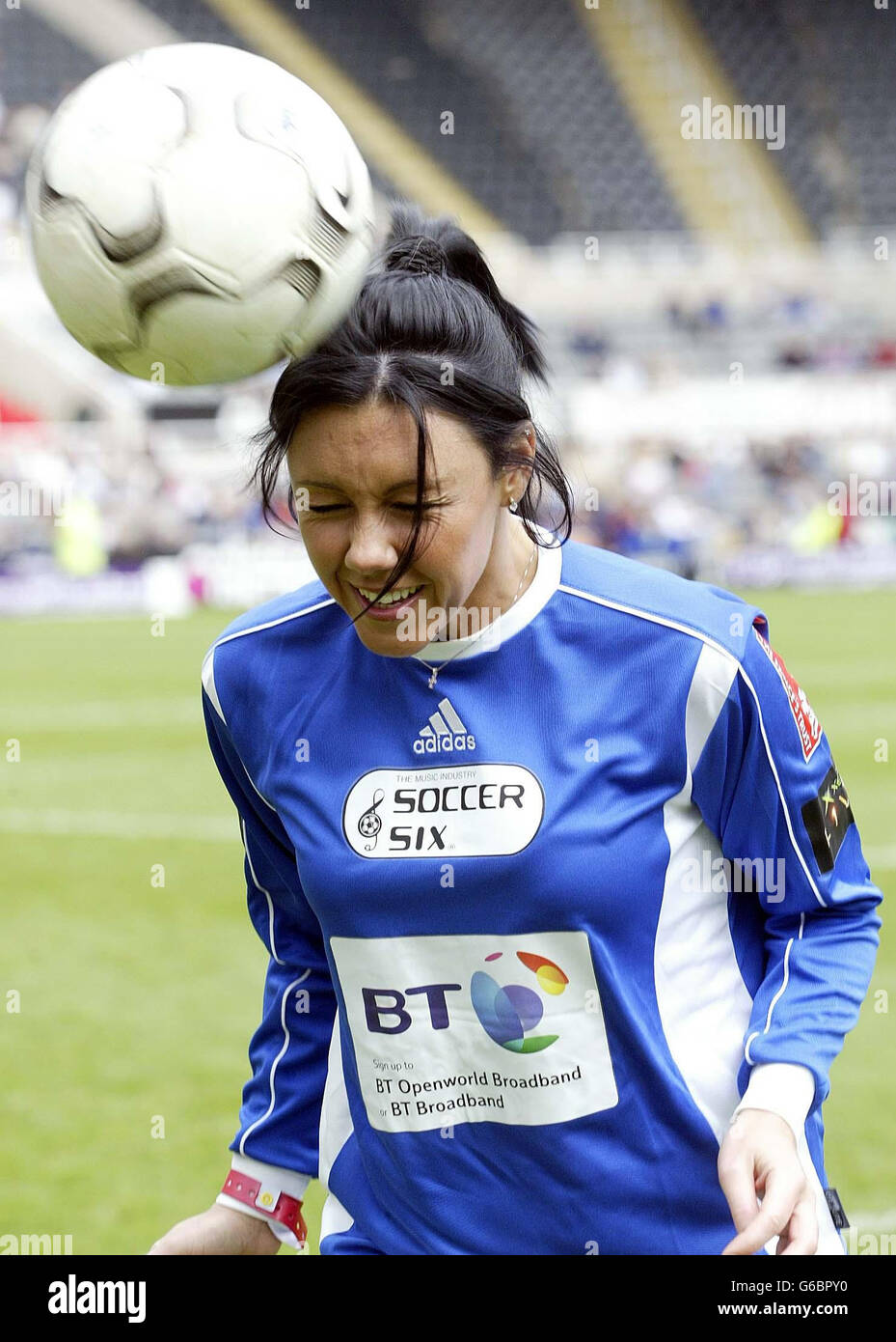 La chanteuse Michelle Heaton du groupe Liberty X en action lors du neuvième match annuel de football six de l'industrie musicale à St James' Park, Newcastle. Le jeu est le premier des trois en cours ce mois-ci à l'aide de la Fiducie du Prince. Banque D'Images