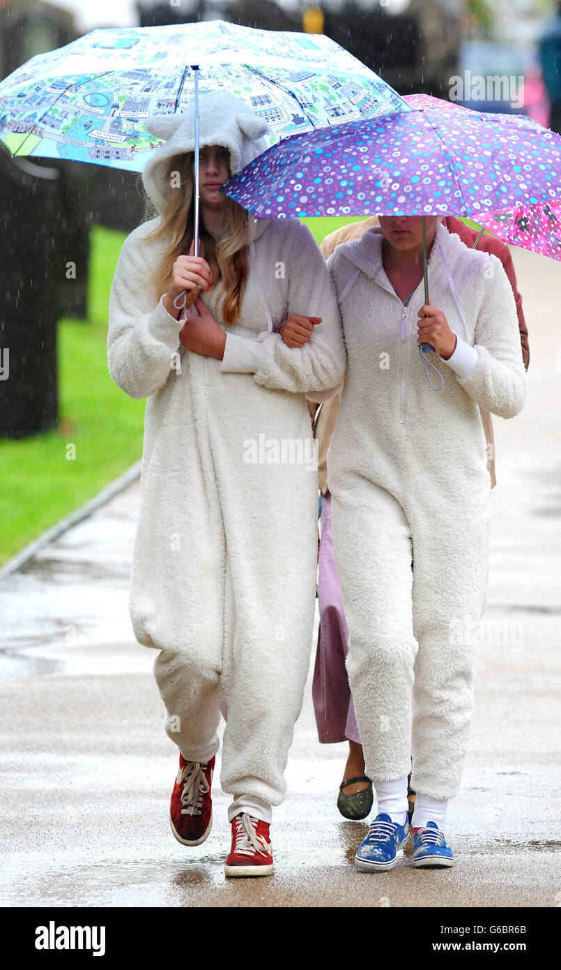 Les amateurs de deuil arrivent pour le service funéraire de Hannah Smith à l'église St Marys de Lutterworth, Leicestershire. Banque D'Images