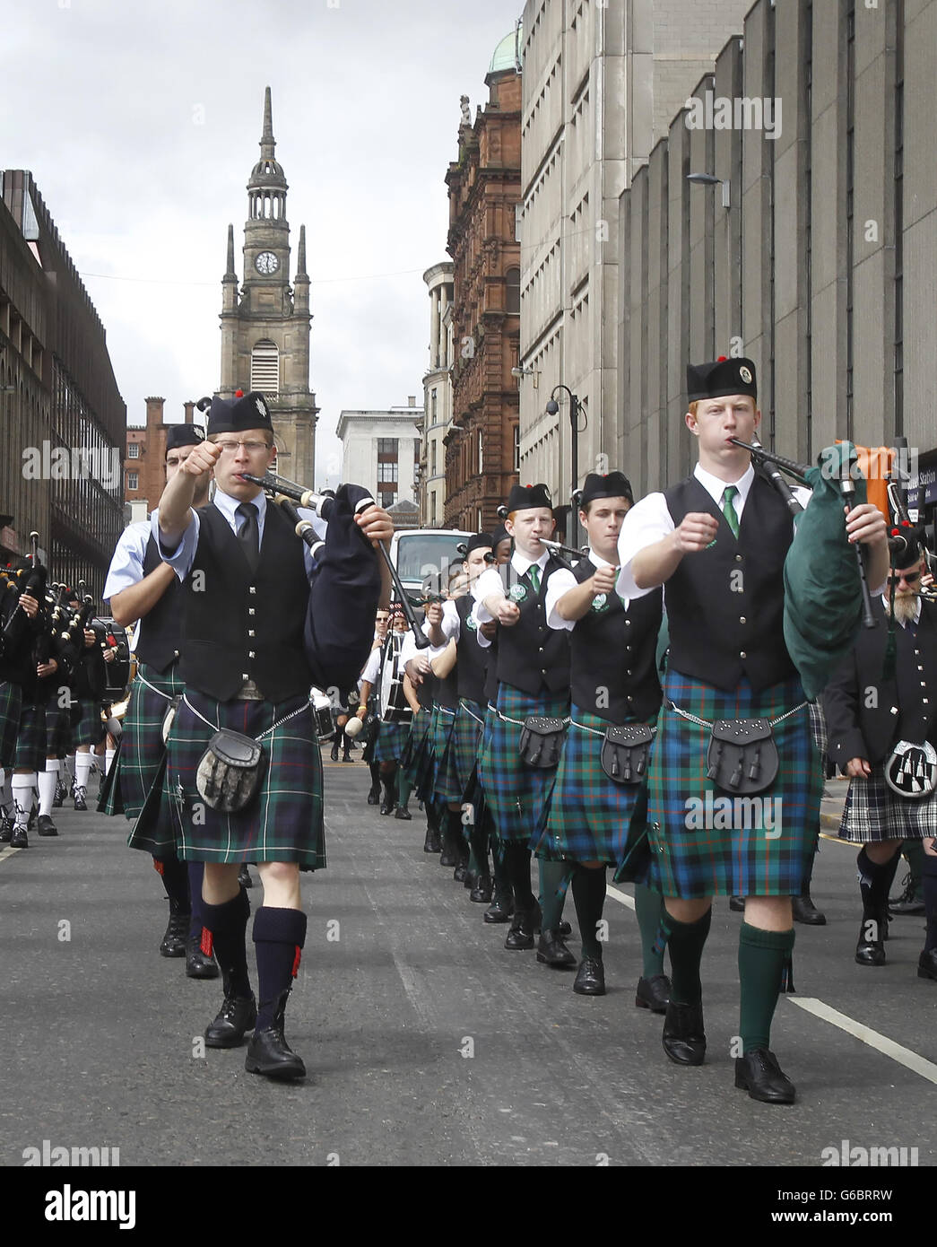 Les groupes de tuyaux défileront à Glasgow avant les Championnats du monde de groupes de tuyaux. Banque D'Images