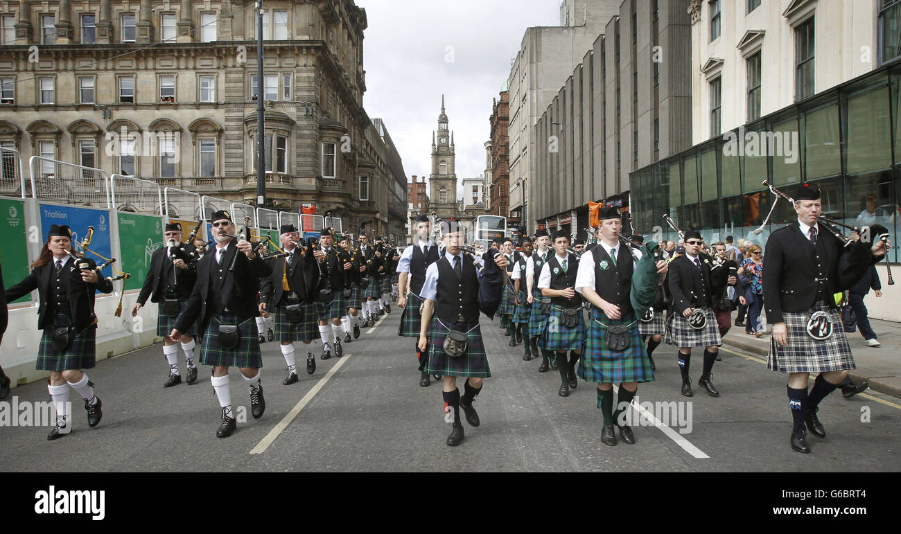Les groupes de tuyaux défileront à Glasgow avant les Championnats du monde de groupes de tuyaux. Banque D'Images