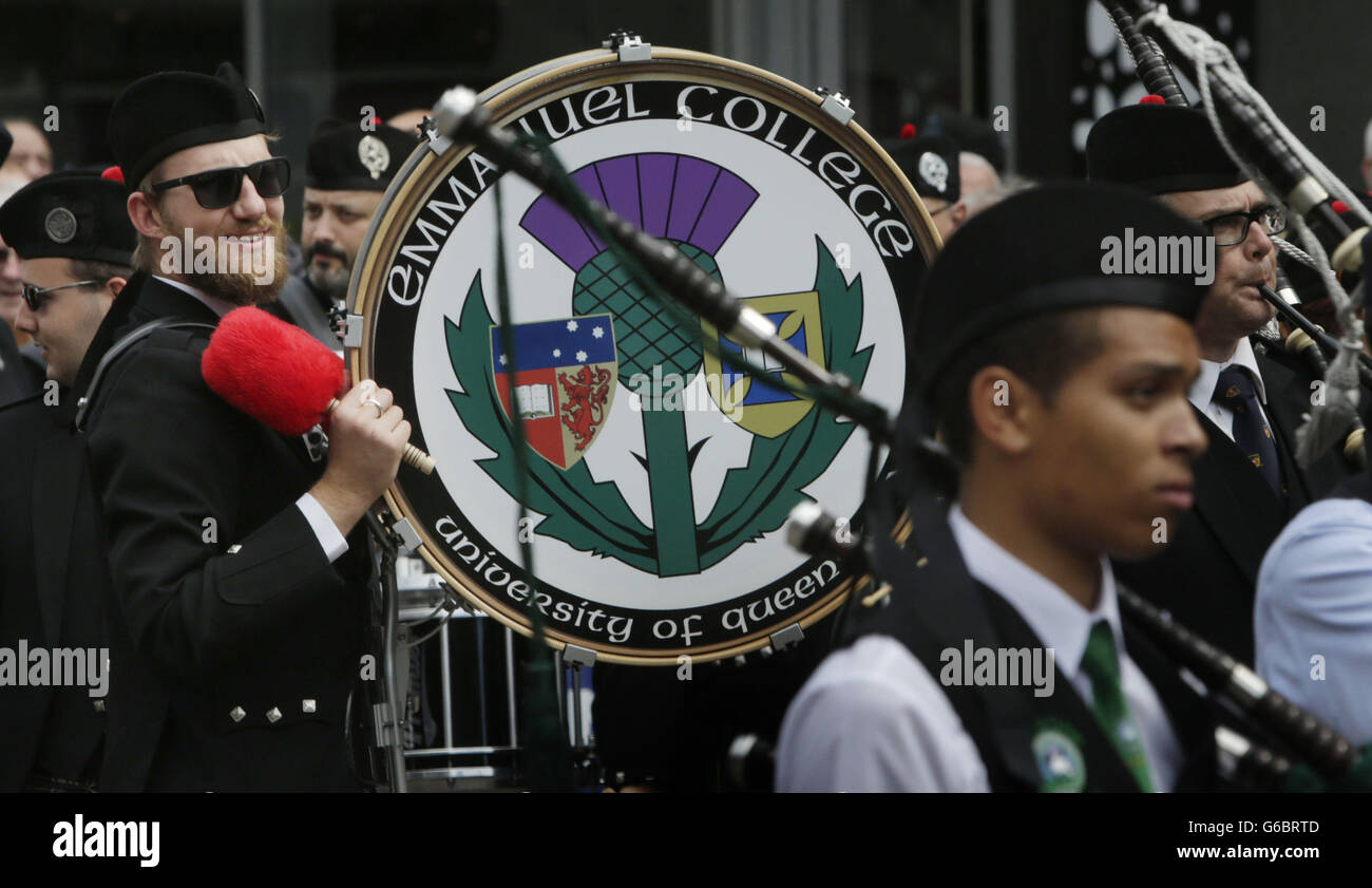 Les groupes de tuyaux défileront à Glasgow avant les Championnats du monde de groupes de tuyaux. Banque D'Images