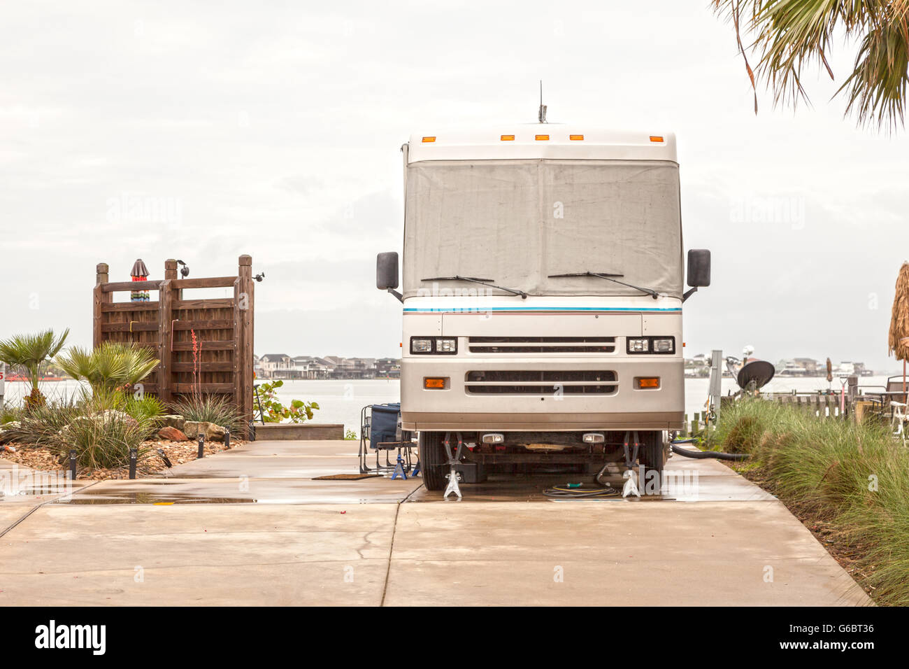 Véhicule de Loisirs à un lac Banque D'Images