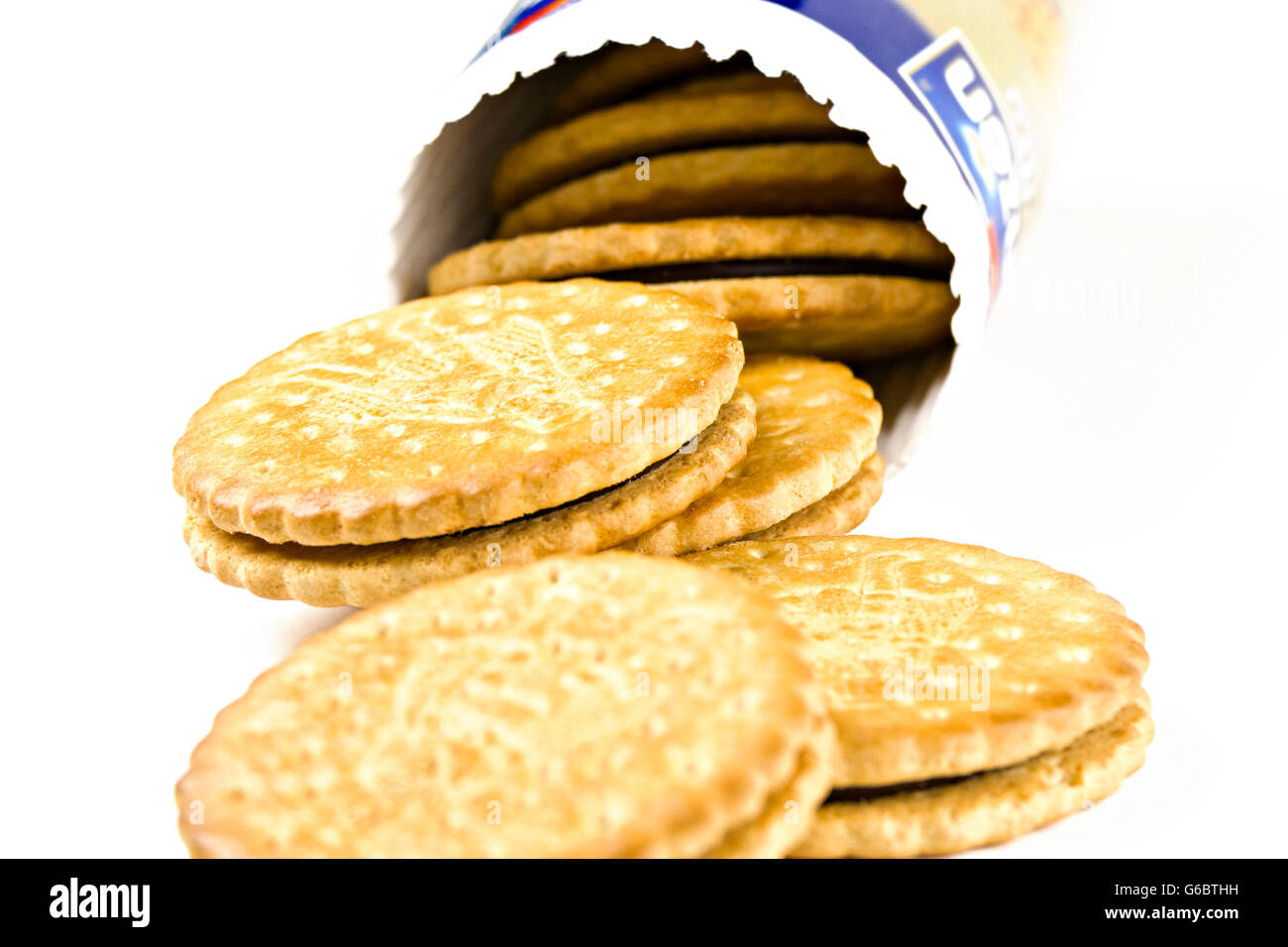 Les biscuits sucrés avec paquet, fond blanc. Banque D'Images