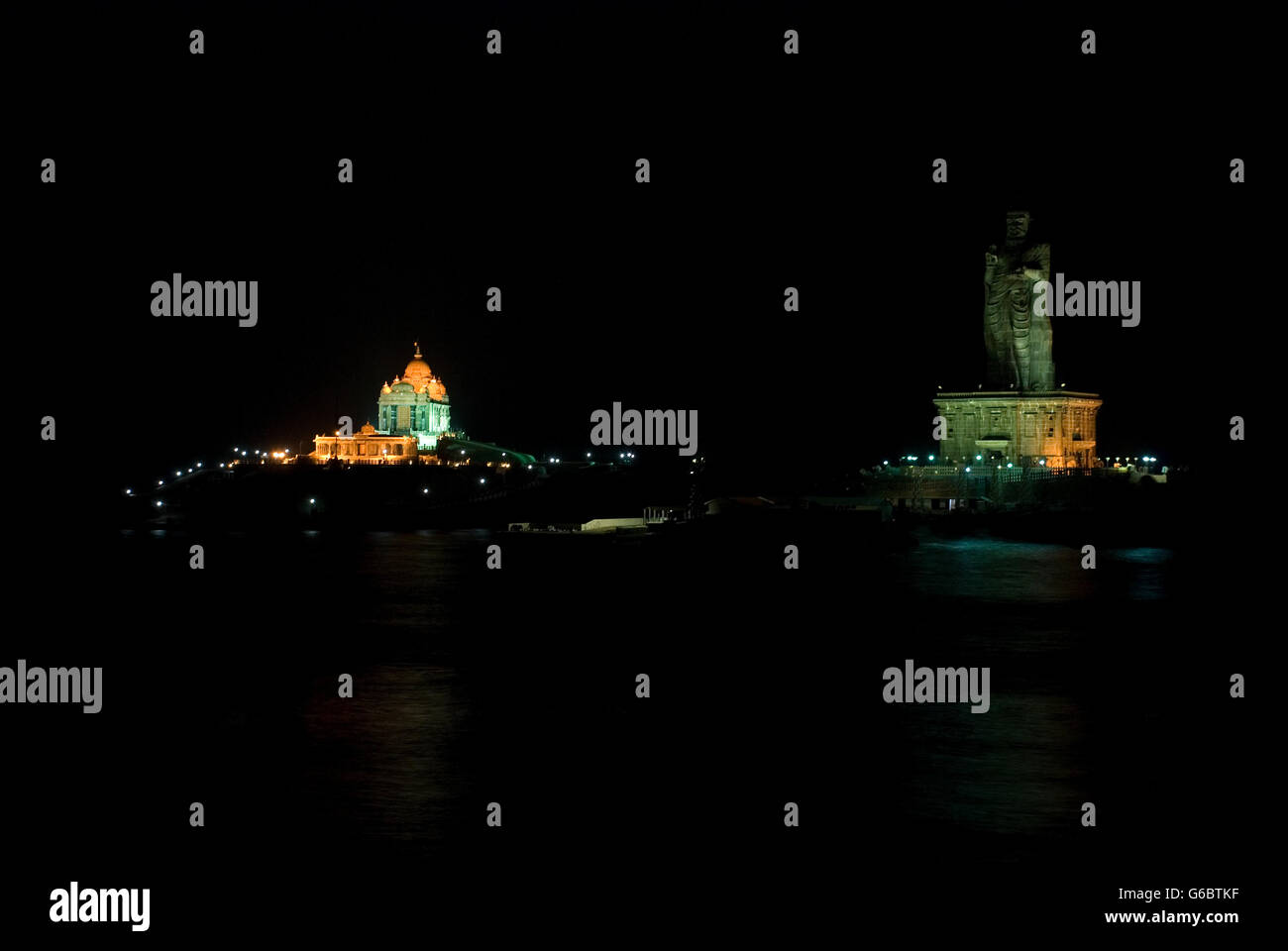 Vivekananda Memorial Rock illuminé la nuit, Kanyakumari, Tamil Nadu, Inde Banque D'Images