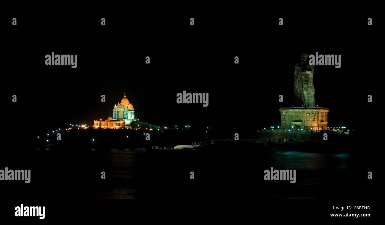Vivekananda Memorial Rock illuminé la nuit, Kanyakumari, Tamil Nadu, Inde Banque D'Images