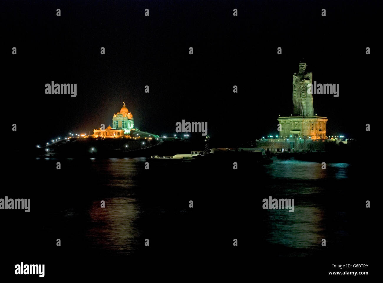 Vivekananda Memorial Rock illuminé la nuit, Kanyakumari, Tamil Nadu, Inde Banque D'Images