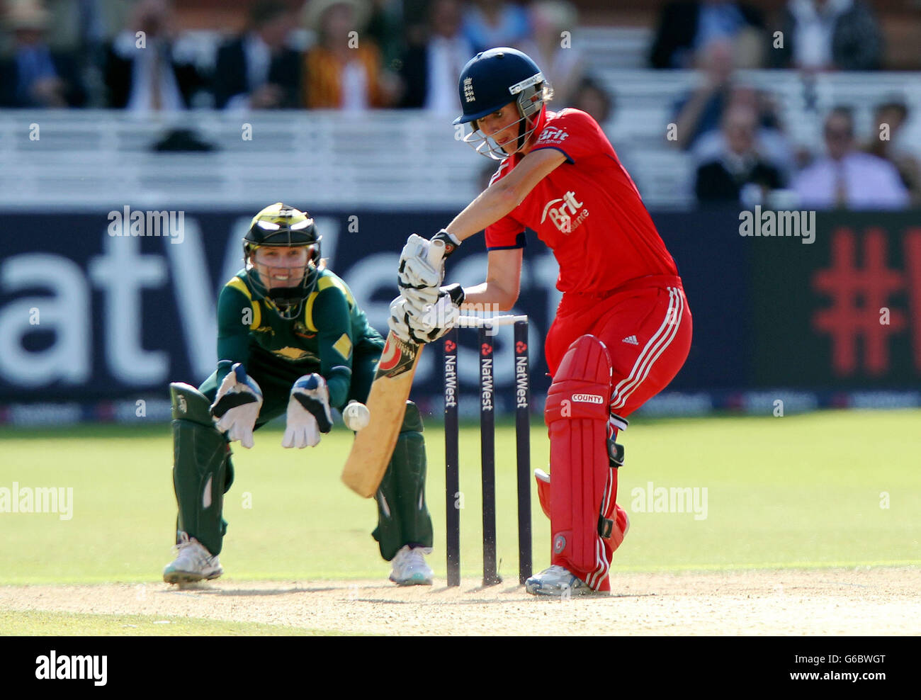 Charlotte Edwards, en Angleterre, battait pendant les premières cendres de l'internationale One Day à Lord's, Londres. Banque D'Images