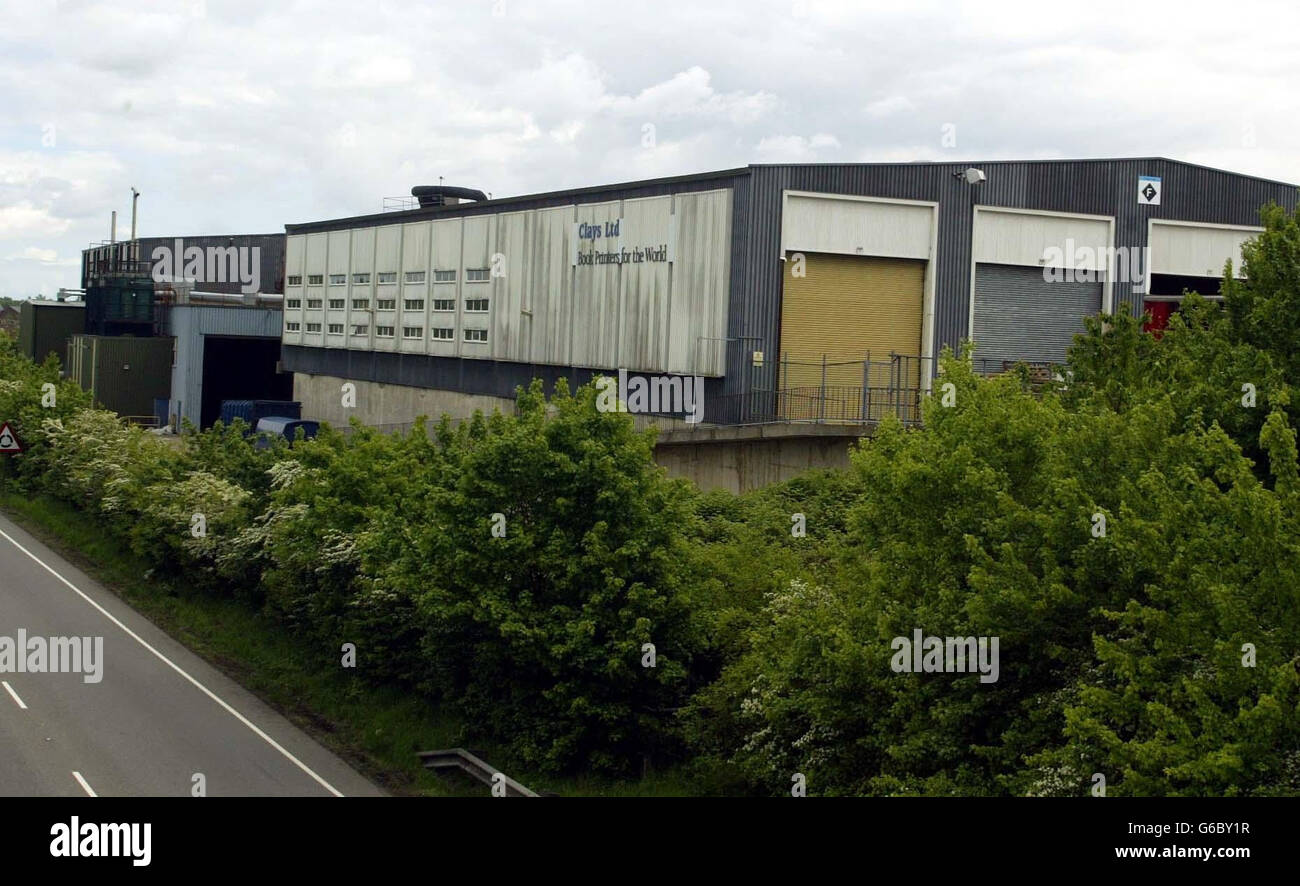 La société d'impression Clays Ltd de Bungay, le jour de Donald Parfitt, 44 ans, un chauffeur de chariot élévateur à l'entreprise, a admis avoir volé des pages du dernier roman de Harry Potter, Harry Potter et l'ordre du Phoenix, à la cour des magistrats de Lowestoft, Suffolk.* James Terry, procureur, a dit au tribunal que Parfitt a été arrêté il y a une semaine après des tentatives de vendre les pages volées au Soleil. Banque D'Images