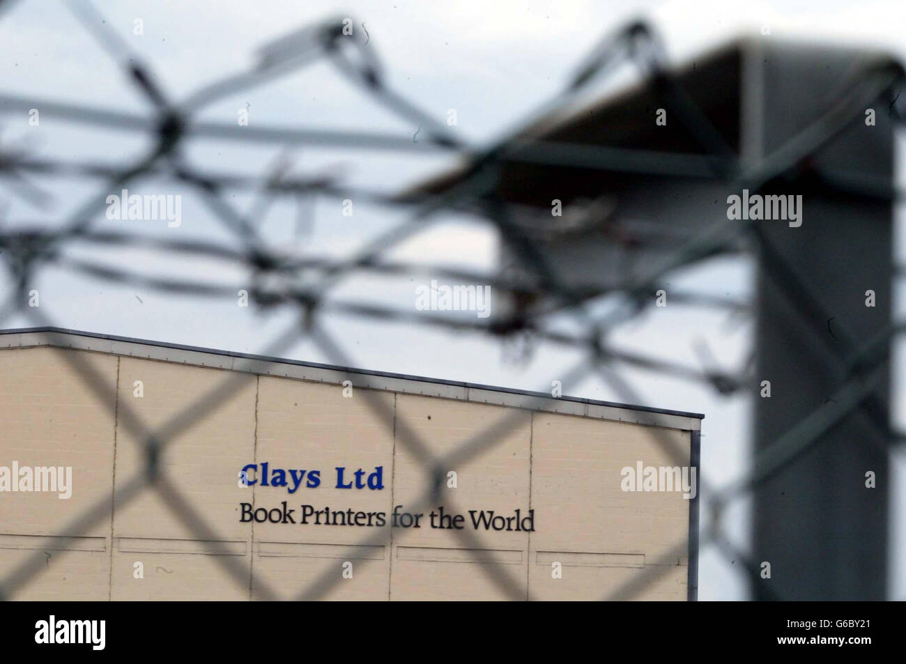 La société d'impression Clays Ltd de Bungay, le jour de Donald Parfitt, 44 ans, un chauffeur de chariot élévateur à l'entreprise, a admis avoir volé des pages du dernier roman de Harry Potter, Harry Potter et l'ordre du Phoenix, à la cour des magistrats de Lowestoft, Suffolk.* James Terry, procureur, a dit au tribunal que Parfitt a été arrêté il y a une semaine après des tentatives de vendre les pages volées au Soleil. Banque D'Images