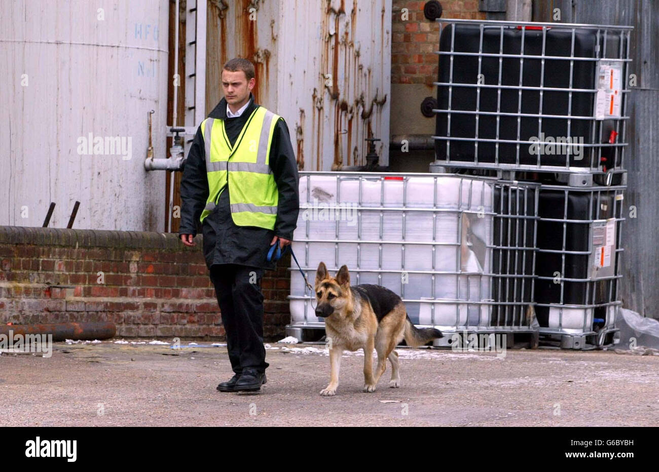 La société d'impression Clays Ltd de Bungay, le jour de Donald Parfitt, 44 ans, un chauffeur de chariot élévateur à l'entreprise, a admis avoir volé des pages du dernier roman de Harry Potter, Harry Potter et l'ordre du Phoenix, à la cour des magistrats de Lowestoft, Suffolk.* James Terry, procureur, a dit au tribunal que Parfitt a été arrêté il y a une semaine après des tentatives de vendre les pages volées au Soleil. Banque D'Images