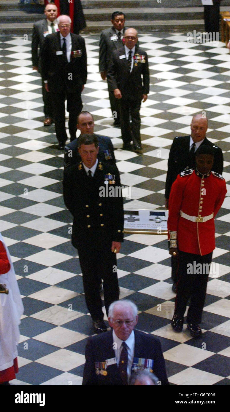 Plus de 1,600 descendants des anciens détenteurs des médailles étaient présents pour un service de dévouement adressé par l'archevêque de Canterbury Dr Rowan Williams. * la reine Elizabeth II de Grande-Bretagne a dévoilé une plaque commémorative à l'abbaye de Westminster, pour le dévouement de la Croix de Victoria et du Mémorial de la Croix de George. Banque D'Images