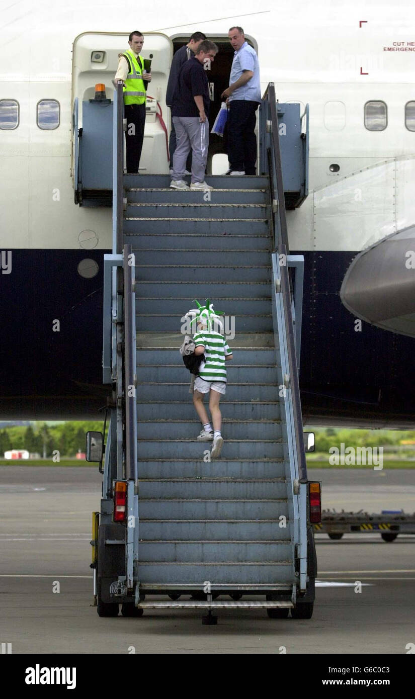Le dernier de près de cinq cents fans celtiques à monter à bord d'un jumbo 747 à l'aéroport de Glasgow. L'avion se trouve sur le chemin de Séville, où de nombreux fans sont là pour regarder leur équipe jouer à Porto lors de la finale de la coupe UEFA. Banque D'Images