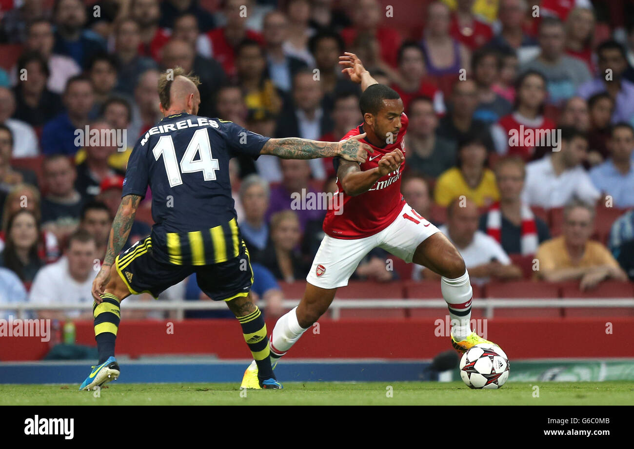 Theo Walcott d'Arsenal et Raul Meireles de Fenerbache lors de la Ligue des champions de l'UEFA, Play-off Round, second Leg au stade Emirates, Londres. Banque D'Images