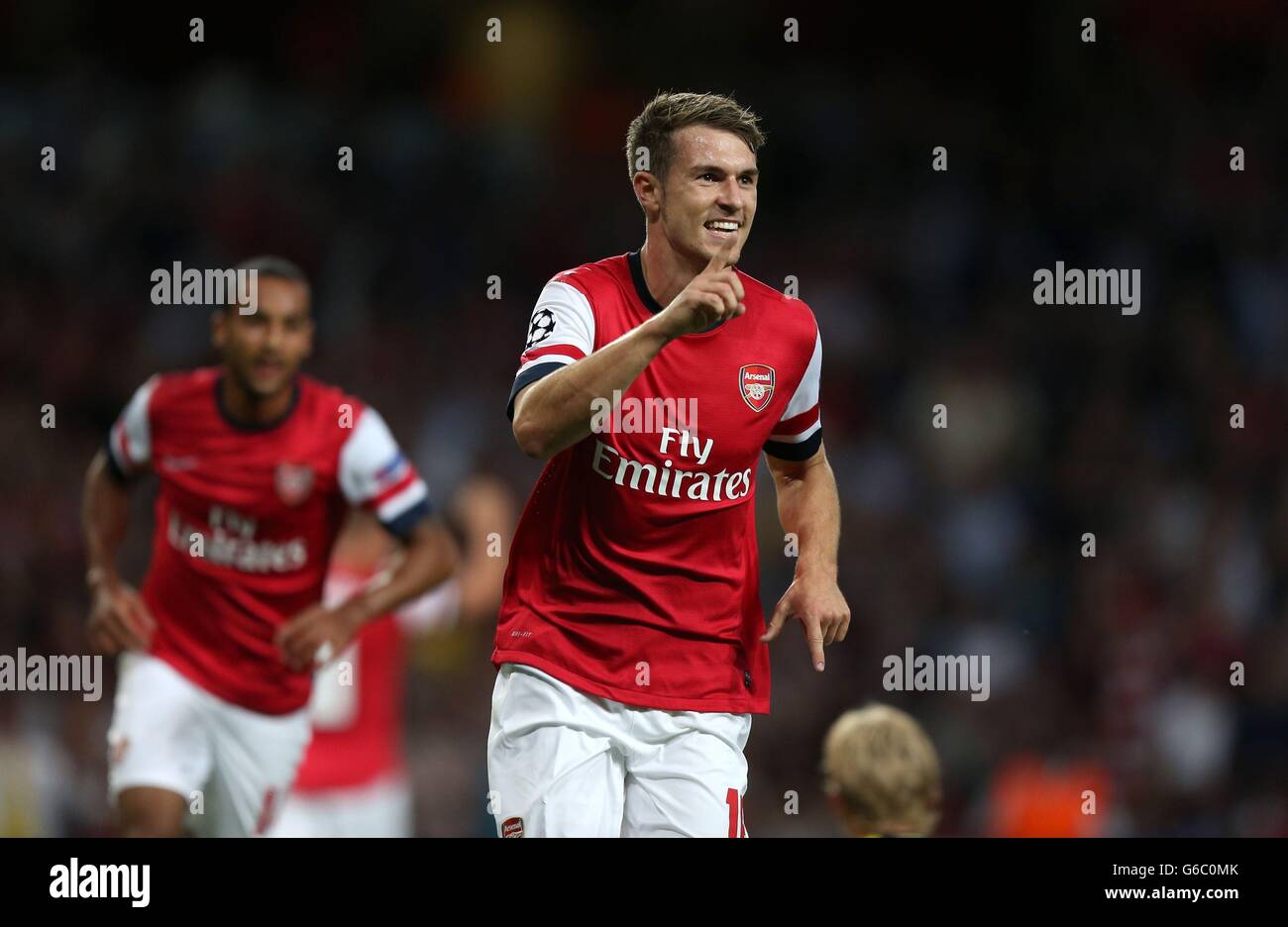 Aaron Ramsey d'Arsenal célèbre le but d'ouverture lors de la Ligue des champions de l'UEFA, du Play-Off Round, second Leg au stade Emirates, Londres. Banque D'Images