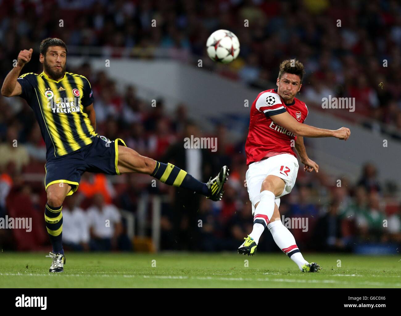 Olivier Giroud, d'Arsenal (à droite), a tiré sur le but malgré l'attention des Eggen Korkmaz de Fenerbache lors de la Ligue des Champions de l'UEFA, du Play-Off Round, second Leg au stade Emirates, à Londres. Banque D'Images