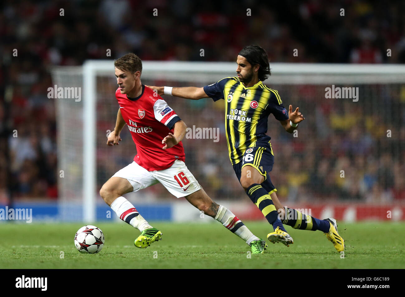 Aaron Ramsey d'Arsenal et Alper Potuk de Fenerbache se batte pour la possession du ballon lors de la Ligue des champions de l'UEFA, du Play-off Round, second Leg au stade Emirates, Londres. Banque D'Images