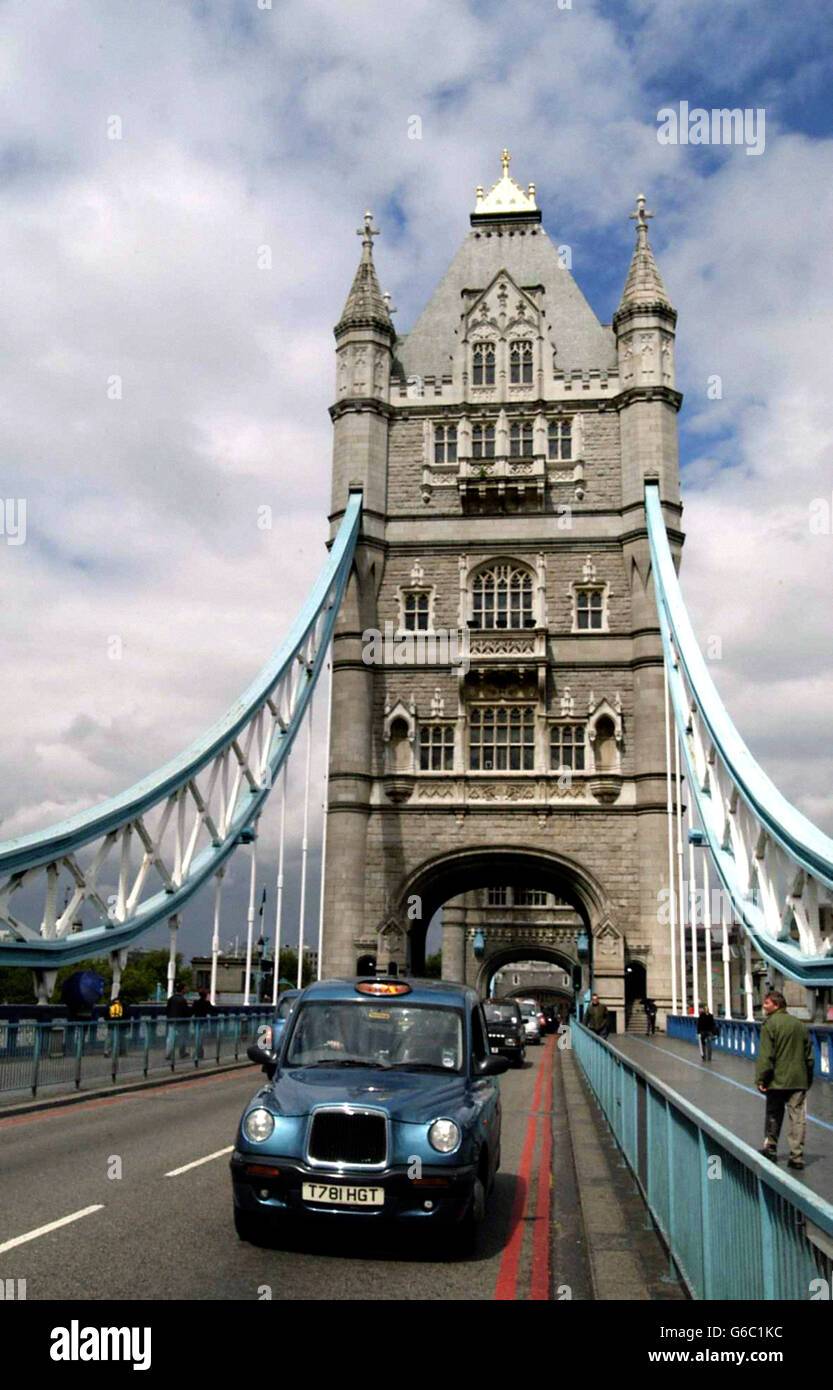 Les chauffeurs de taxi noirs protestent contre les réductions de taux par transport pour Londres. Ils ont bloqué la circulation sur le pont Tower, à l'intérieur du site de l'hôtel de ville, et se sont ensuite rendus à Trafalgar Square. Banque D'Images