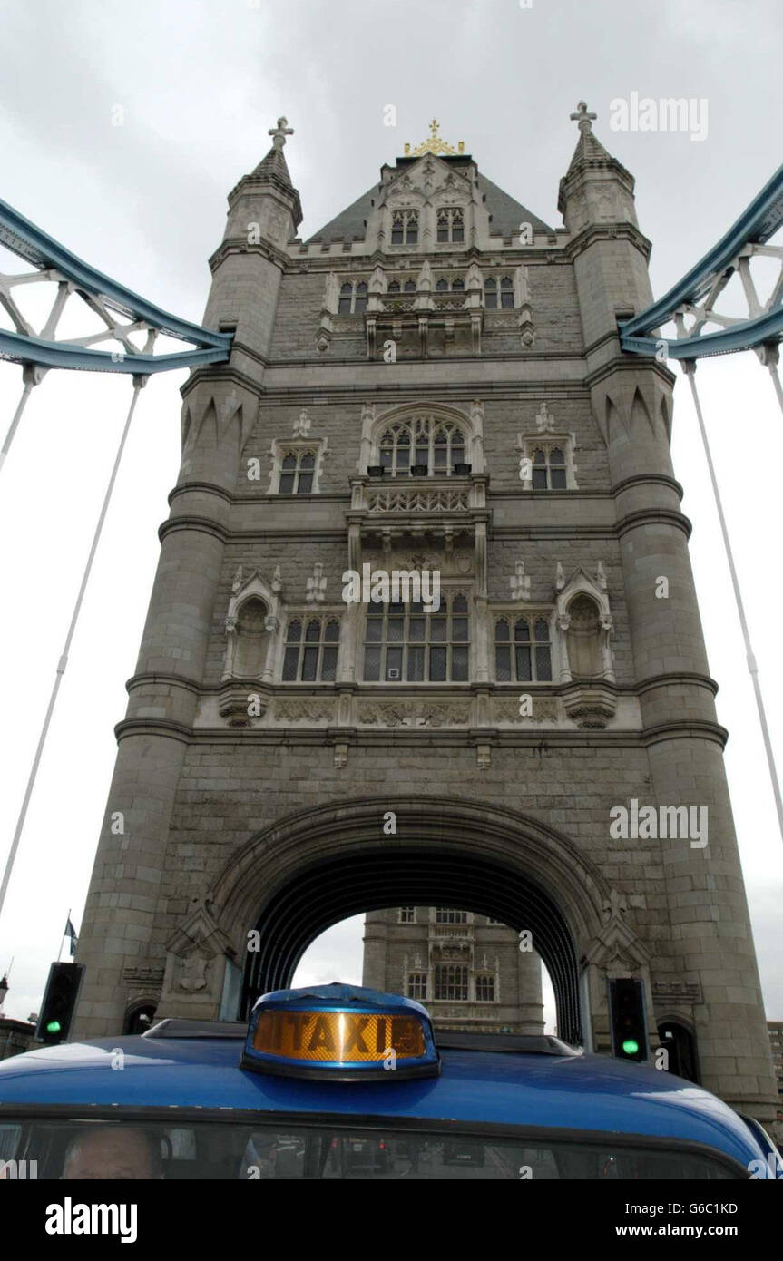 Les chauffeurs de taxi noirs protestent contre les réductions de taux par transport pour Londres. Ils ont bloqué la circulation sur le pont Tower, à l'intérieur du site de l'hôtel de ville, et se sont ensuite rendus à Trafalgar Square. Banque D'Images