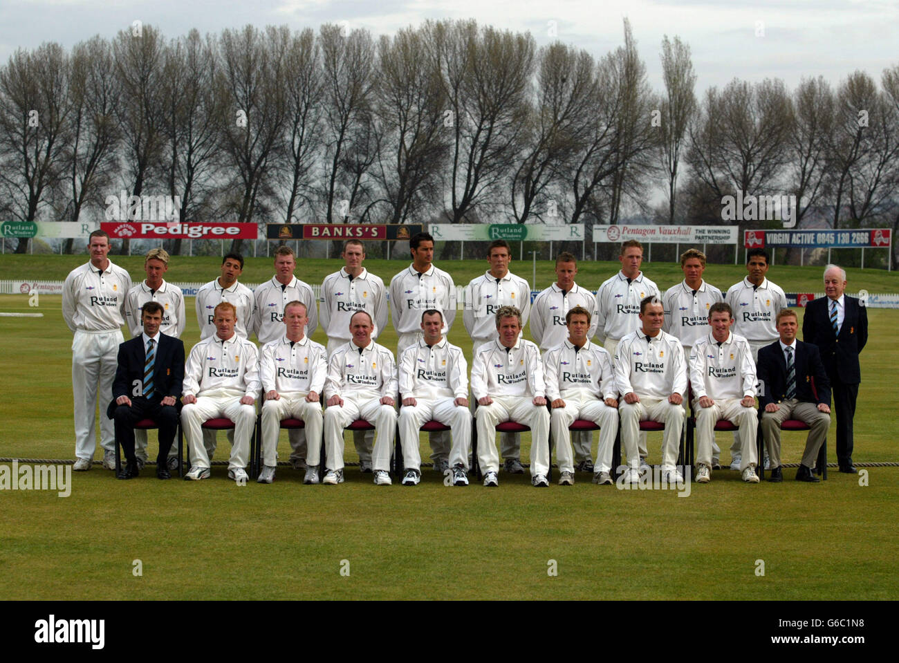 Photographie de l'équipe du club de cricket du comté de Derbyshire pour la saison 2003.(Rangée arrière, de gauche à droite) Craig Ranson (Physio), Liam Wharton, Rattende Khan, Nathan Gunter, Jason Kerr,Tom Lungley, Dominic Hewson, Andrew Gait, Steven Selwood, Mohammad Ali,John M Brown (Scorer).(Première rangée, de gauche à droite) Adrian Pierson (entraîneur), Graeme Welch, Kevin Dean, Karl Krikken, Michael Divenuto (vice-capitaine), Dominic Cork (capitaine), Luke Sutton, Stephen Stubbings, Christopher Bassano,John Smedley (directeur général). Banque D'Images