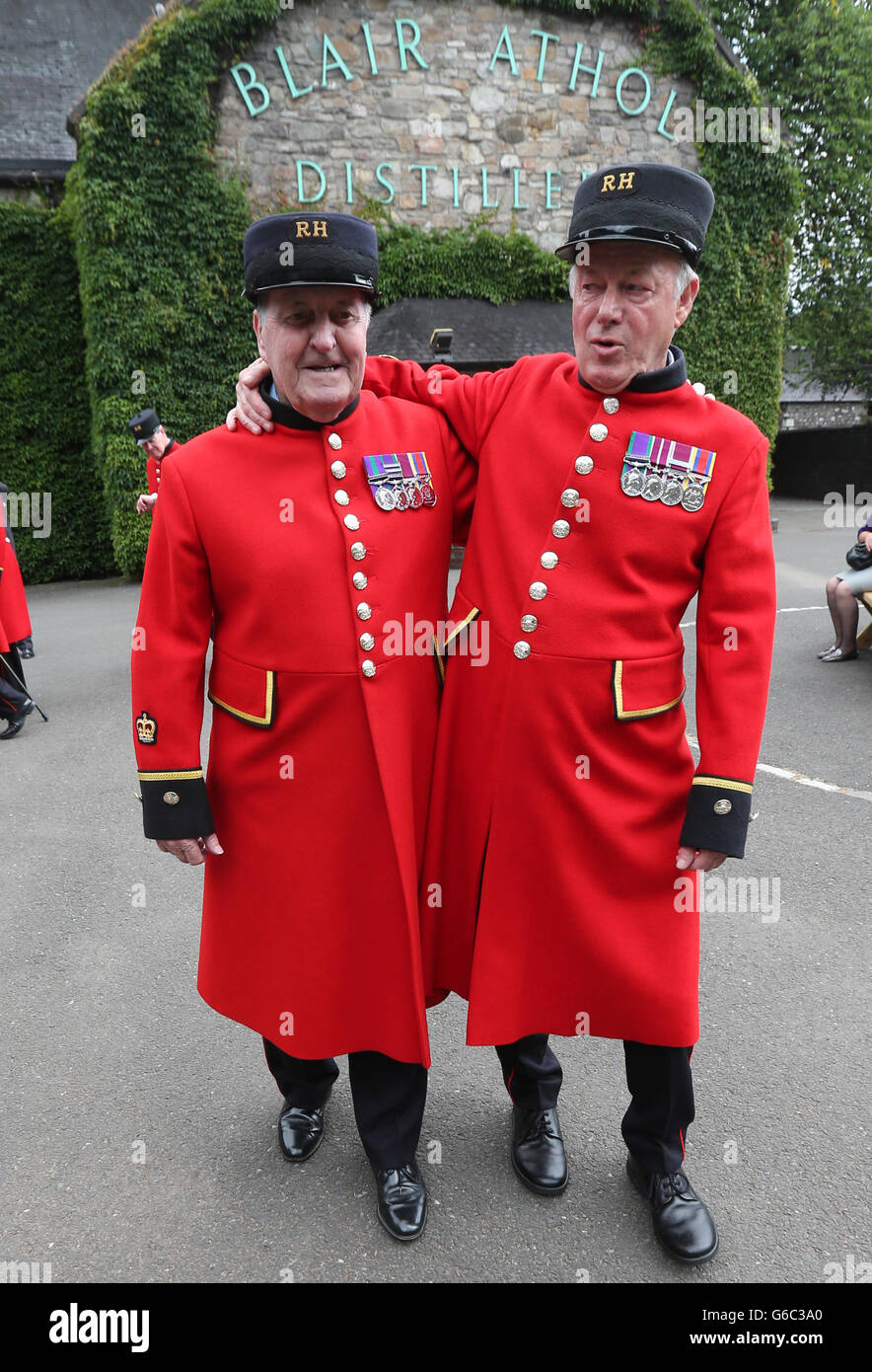 Les retraités de Chelsea lors d'une visite à la distillerie Blair Athol de Pitlochry, qui célèbre les records de visiteurs des douze derniers mois. Banque D'Images