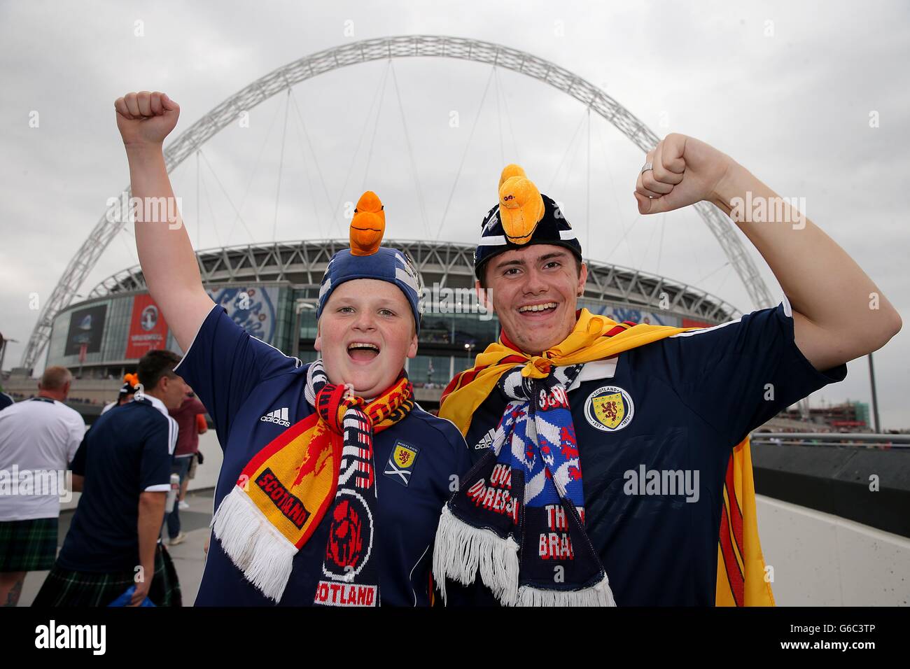 Cameron Valentine et Andrew Valentine de Stenhousemuir, en Écosse, soutiennent leur équipe en dehors de Wembley avant le lancement Banque D'Images
