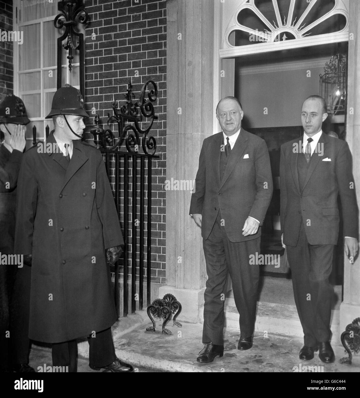 R.A. Butler, premier ministre par intérim, quitte No 10 Downing Street, Londres, après avoir tenu la première réunion complète du Cabinet depuis que la crise du leadership conservateur a éclaté après l'apparition de la maladie du Premier ministre Harold Macmillan. Banque D'Images
