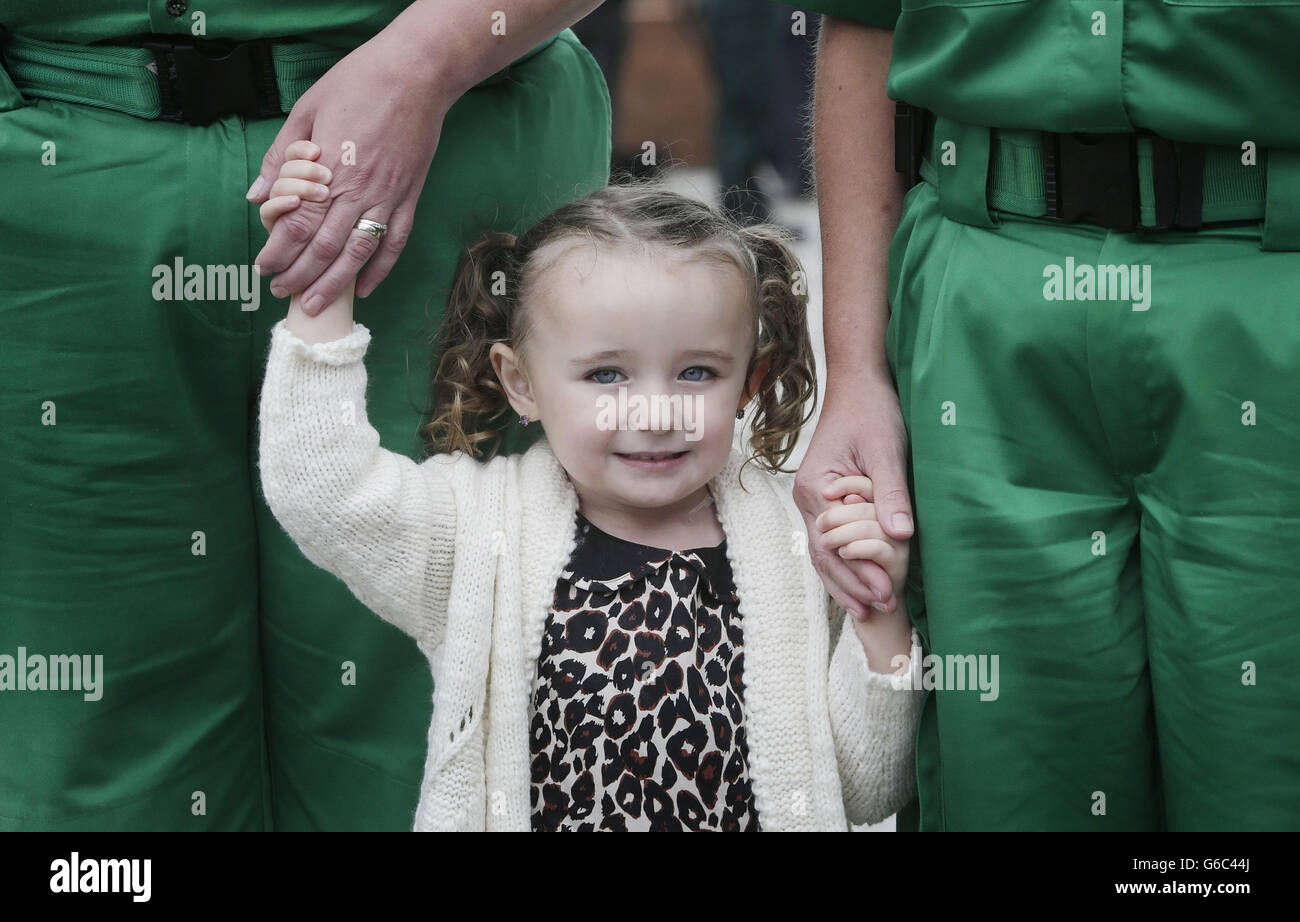 Casey McLean, âgée de trois ans, avec les ambulanciers paramédicaux qui lui ont sauvé la vie après son arrêt cardio-respiratoire à Glasgow. Banque D'Images