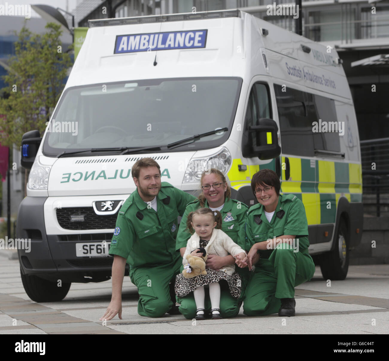 Casey McLean, trois ans, avec des ambulanciers paramédicaux de gauche à droite Andy Houston, June Maxwell et Julie Grainger, qui ont sauvé sa vie après son arrêt cardio-respiratoire à Glasgow.APPUYEZ SUR ASSOCIATION photo.Date de la photo: Jeudi 15 août 2013.Une jeune fille de trois ans a été revisitée avec des ambulanciers paramédicaux qui lui ont sauvé la vie alors que le service d'ambulance a révélé qu'il est en train de passer des appels mettant la vie en danger plus rapidement.Casey McLean, de Colston à Glasgow, a été réinsufflée par le personnel d'ambulance après son arrêt cardio-respiratoire avant d'être transportée à l'hôpital, où elle a été traitée avec succès. Banque D'Images