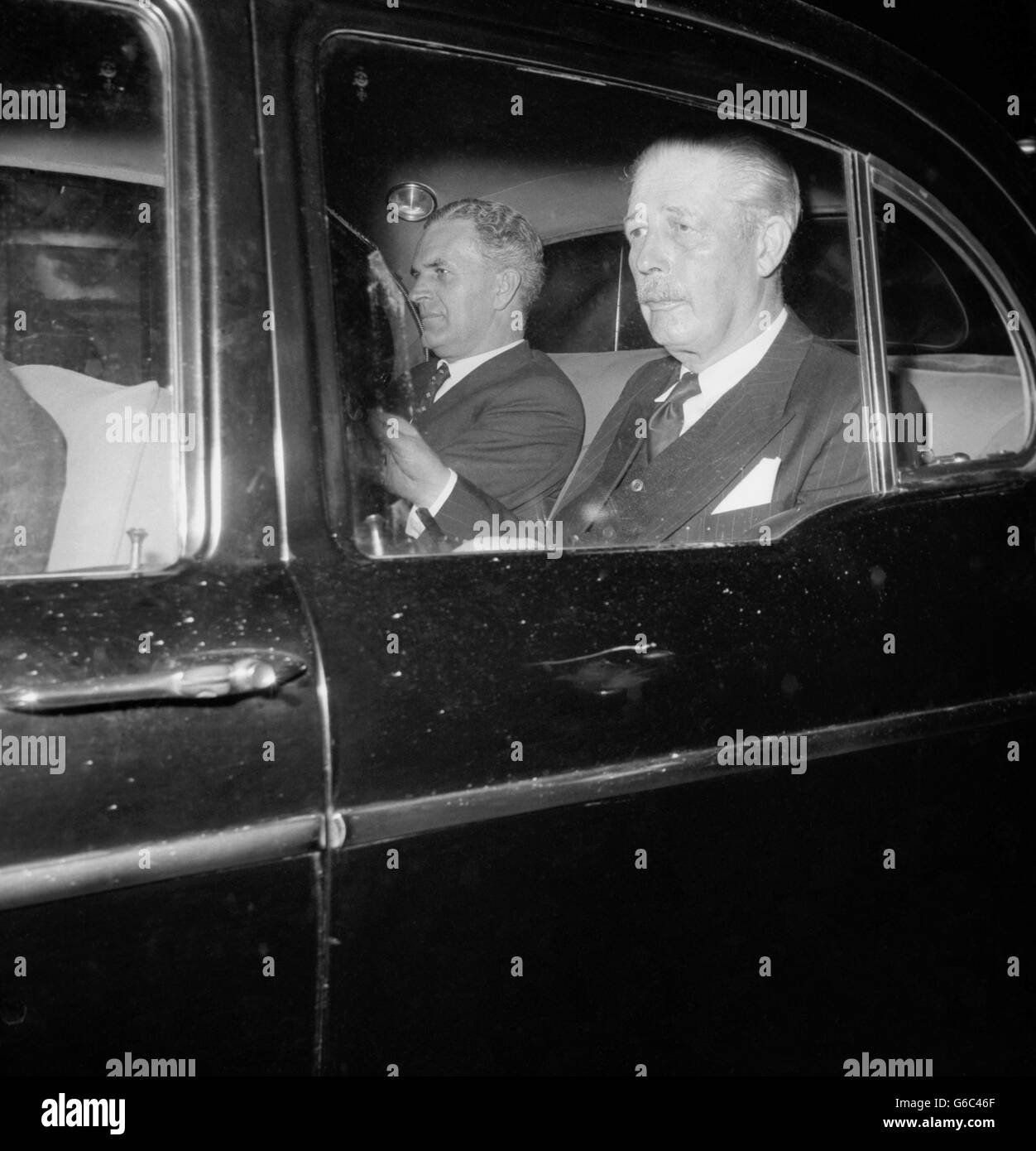 Après un débat de 6 heures sur l'affaire Profumo, le premier ministre Harold Macmillan est chassés des chambres du Parlement. Banque D'Images