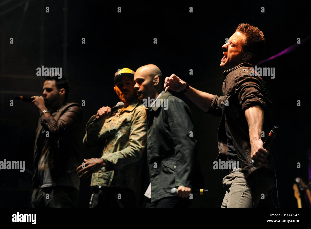 Scott Robinson, ABZ Love, Sean Conlon et Ritchie Neville de cinq se produire sur la scène de l'Arena pendant la première journée du V Festival à Weston Park à Weston-Under-Lizard.APPUYEZ SUR ASSOCIATION photo.Date de la photo: Samedi 17 août 2013.Le crédit photo devrait se lire comme suit : Joe Giddens/PA Wire Banque D'Images