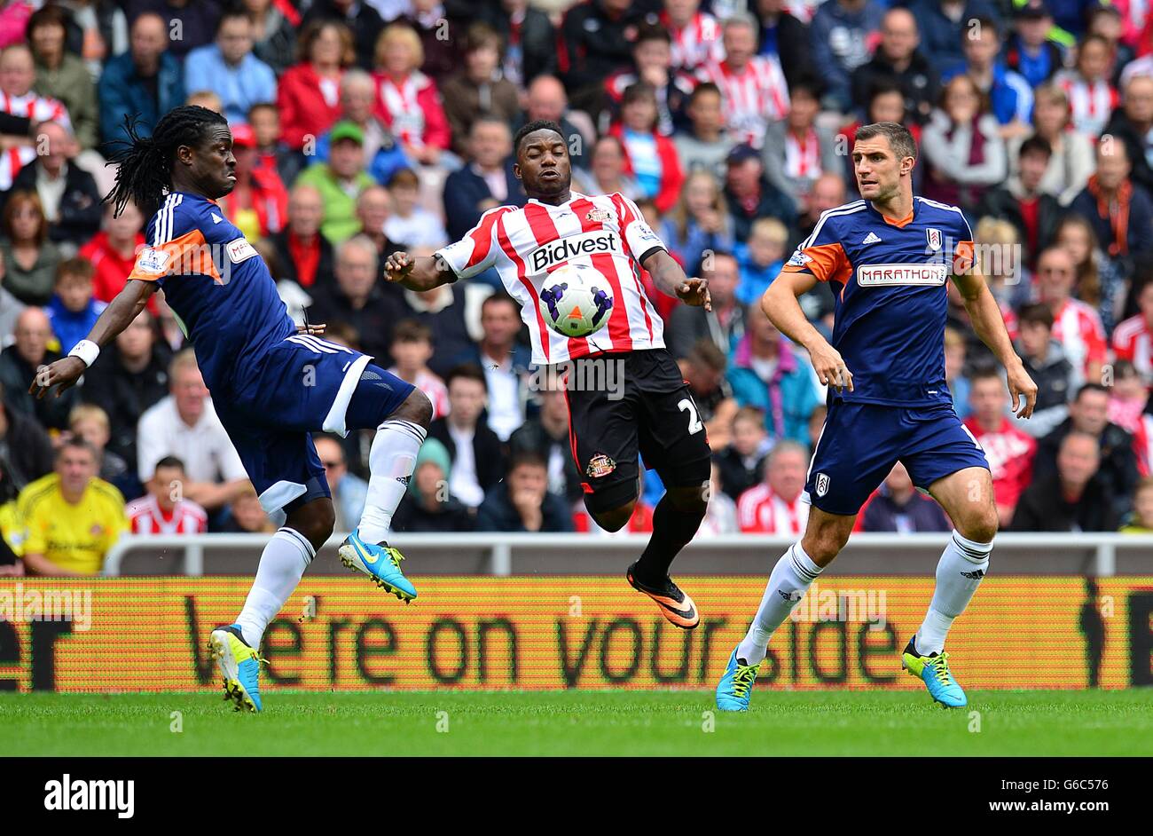 Stephane Sessegnon, de Sunderland, lutte pour le ballon avec Aaron de Fulham Hughes (à droite) et Derek Boateng (à gauche) Banque D'Images