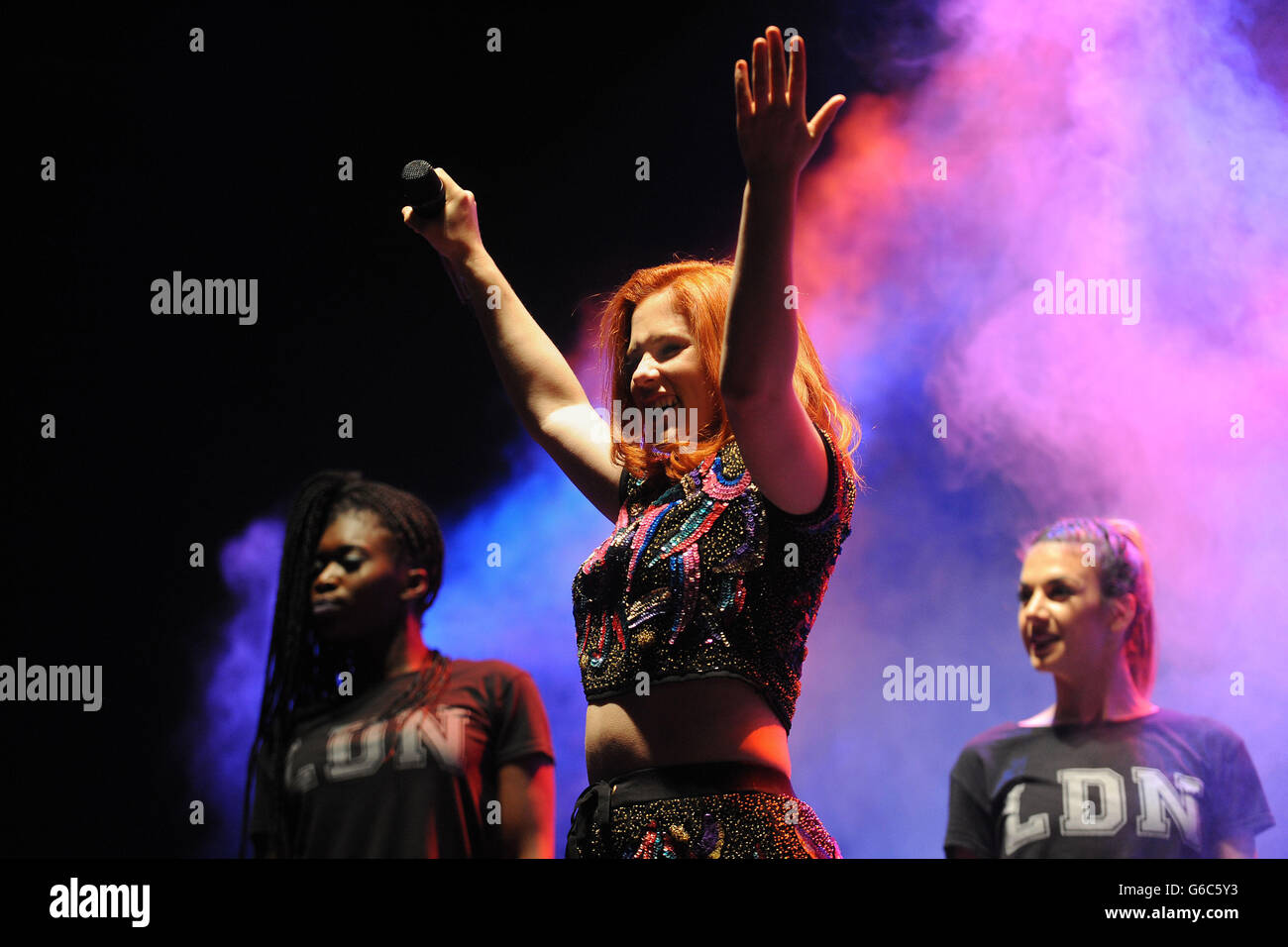 Katy B se produit sur la scène Arena pendant le deuxième jour du V Festival au Weston Park à Weston-Under-Lizard. Banque D'Images