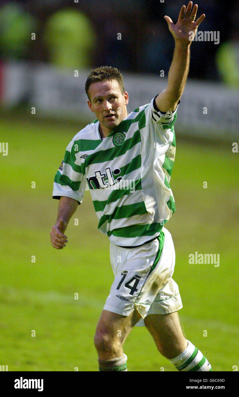 Motherwell contre Celtic.Le Celtic Paul Lambert prend le quatrième but du match de la première Ligue écossaise contre Motherwell à Fir Park, Motherwell. Banque D'Images