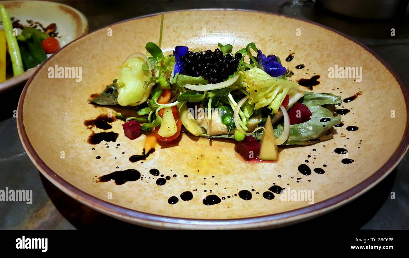 Salade de saumon frais avec un mélange de légumes Banque D'Images